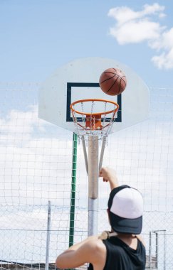 Basketbol oynayan genç çocuk.