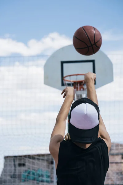 Ung Pojke Spelar Basket — Stockfoto