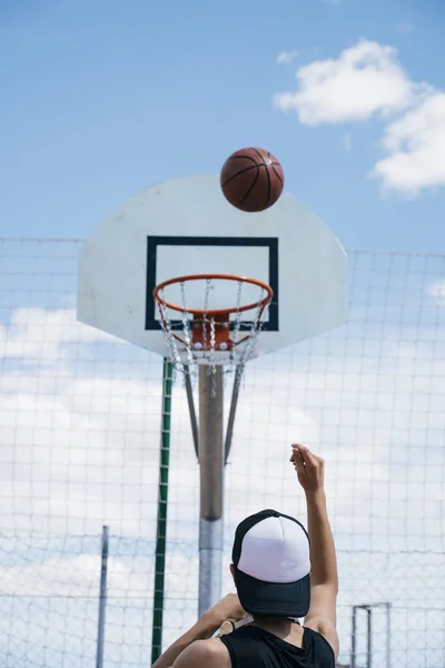 Giovane Ragazzo Che Gioca Basket — Foto Stock