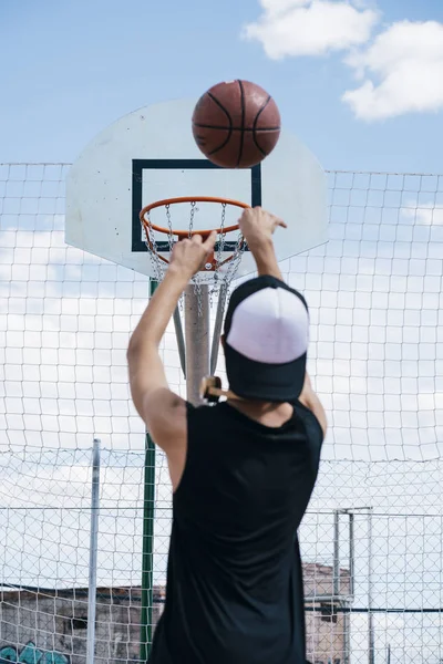 Jeune Garçon Jouant Basket — Photo