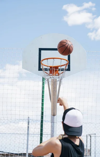 Ung Pojke Spelar Basket — Stockfoto