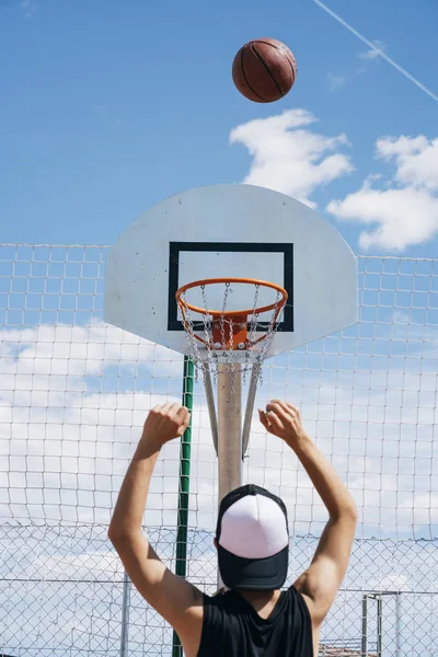 Giovane Ragazzo Che Gioca Basket — Foto Stock