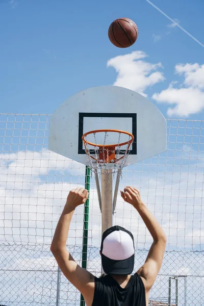 Ung Pojke Spelar Basket — Stockfoto