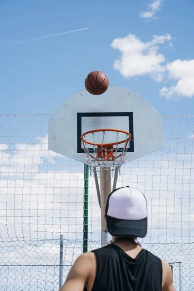 Ung Pojke Spelar Basket — Stockfoto