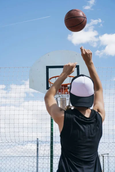 Молодий Хлопчик Грає Баскетбол — стокове фото