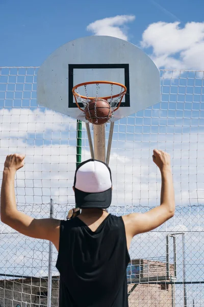 Junge Spielt Basketball — Stockfoto