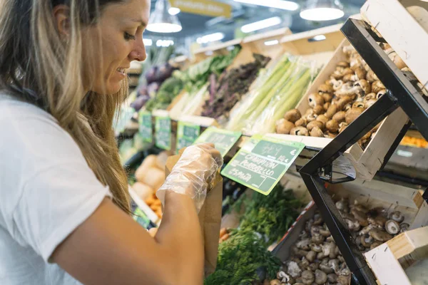 Süpermarkette satın alma bir kadın