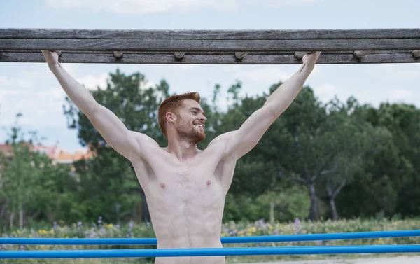 Kızıl saçlı adam ahşap merdiven ile eğitim