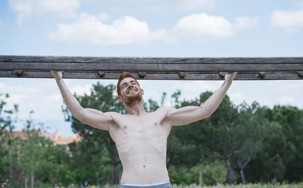 Roodharige Man Training Met Houten Trap — Stockfoto