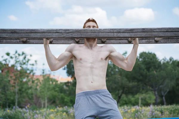 Roodharige Man Training Met Houten Trap — Stockfoto