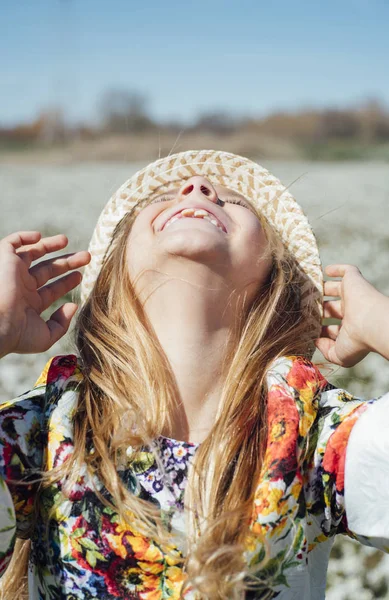 Niña Con Sombrero Aire Libre — Foto de Stock