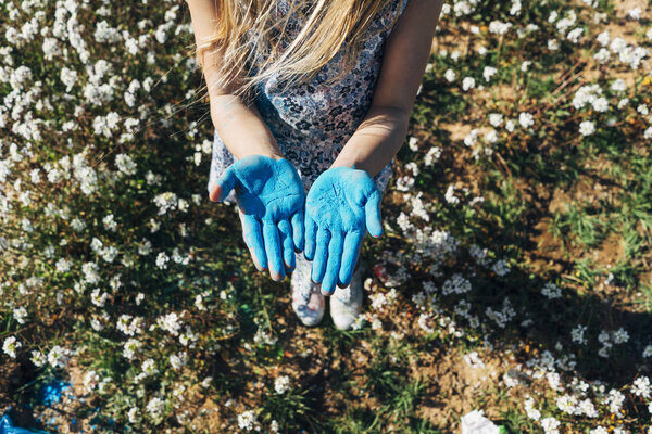 Little Blonde Girl Blue Hands — Stock Photo, Image