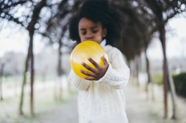 Kız üfleme balon dışında