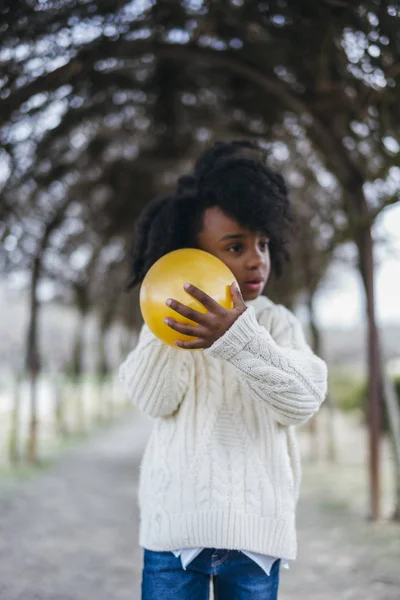 Fille Soufflant Ballon Extérieur — Photo