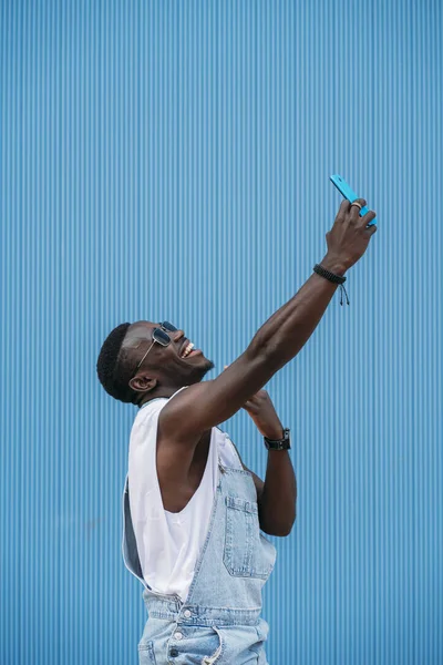 Retrato Del Hombre Afro Guapo Usando Móvil —  Fotos de Stock