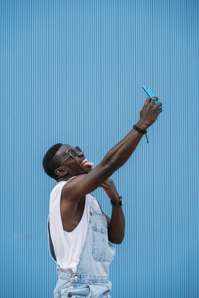 Retrato Del Hombre Afro Guapo Usando Móvil — Foto de Stock