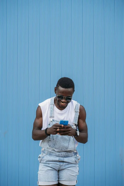 Retrato Del Hombre Afro Guapo Usando Móvil —  Fotos de Stock