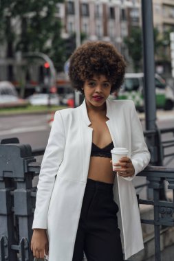 Güzel Afro saçlı kız Madrid İspanya sokaklarda cep telefonunuzla
