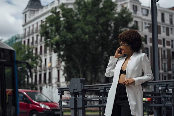 Linda Menina Cabelo Afro Com Telefone Celular Nas Ruas Madrid — Fotografia de Stock