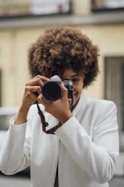 Kadın fotoğrafçı Madrid eski analog fotoğraf makinesi ile ziyaret etti. Afro yarış genç kadın, 21 yaşında.