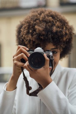 Kadın fotoğrafçı Madrid eski analog fotoğraf makinesi ile ziyaret etti. Afro yarış genç kadın, 21 yaşında.