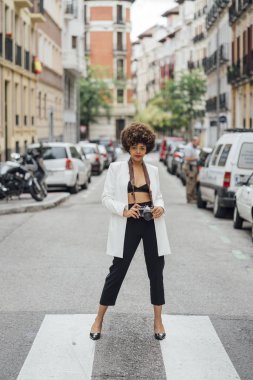 Kadın fotoğrafçı Madrid eski analog fotoğraf makinesi ile ziyaret etti. Afro yarış genç kadın, 21 yaşında.