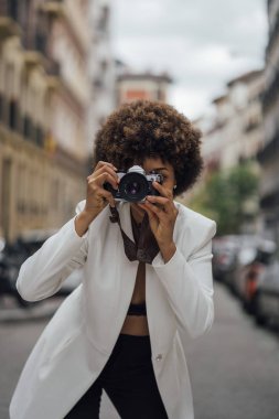 Kadın fotoğrafçı Madrid eski analog fotoğraf makinesi ile ziyaret etti. Afro yarış genç kadın, 21 yaşında.