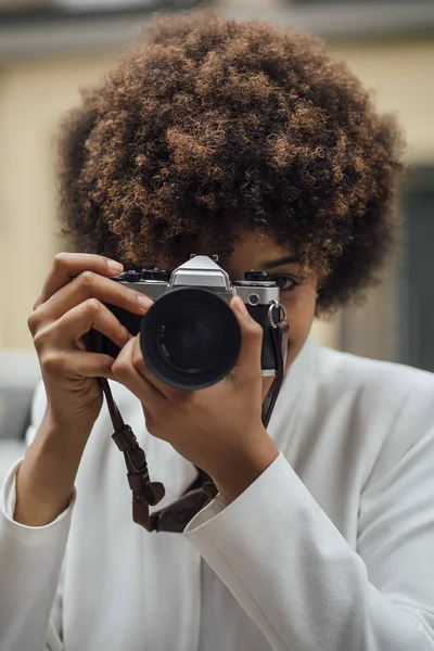 Kvinnlig Fotograf Besöker Madrid Med Gammal Analog Kamera Afro Race — Stockfoto