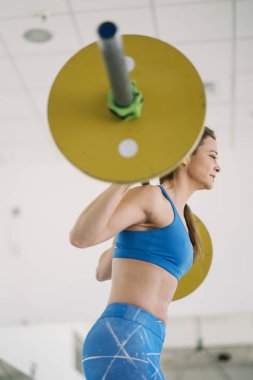 Bir ağız kavgası içinde belgili tanımlık jimnastik salonu aracılığıyla güç güçlü kadın