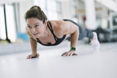 Spor salonunda hareketlilik çalışmaları yapan kadın