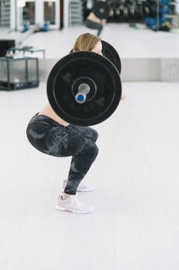 Kadın Deadlift egzersiz yapma