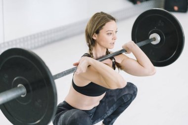 Kadın Deadlift egzersiz yapma