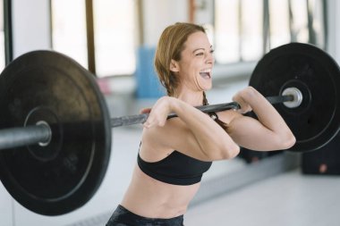 Kadın Deadlift egzersiz yapma