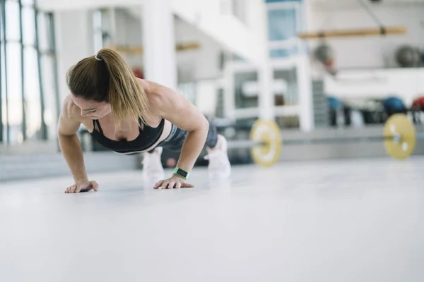 Žena Která Provádí Mobilitu Cvičení Tělocvičně — Stock fotografie