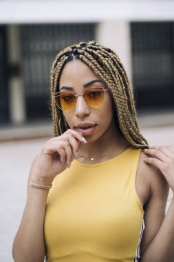 Kameraya poz Afro saçlı latin kadın.