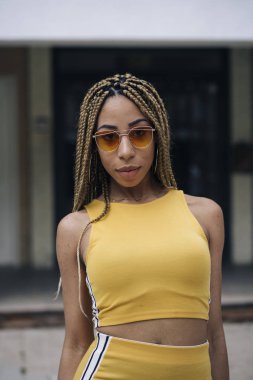 Kameraya poz Afro saçlı latin kadın.