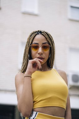 Kameraya poz Afro saçlı latin kadın.