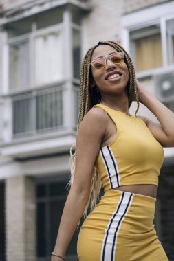 Kameraya poz Afro saçlı latin kadın.