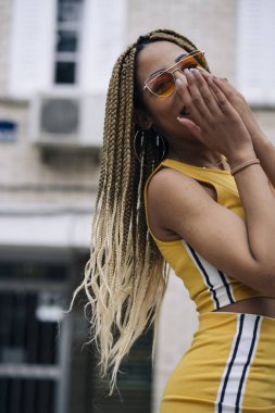 Kameraya poz Afro saçlı latin kadın.