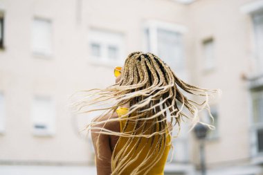 Kameraya poz Afro saçlı latin kadın.