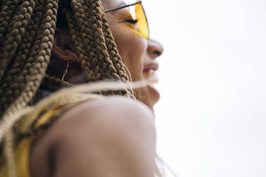 Kameraya poz Afro saçlı latin kadın.