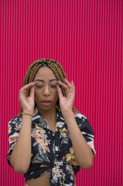 Kameraya poz Afro saçlı latin kadın.