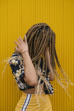 Kameraya poz Afro saçlı latin kadın.