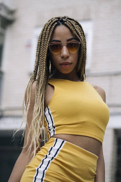 Kameraya poz Afro saçlı latin kadın.