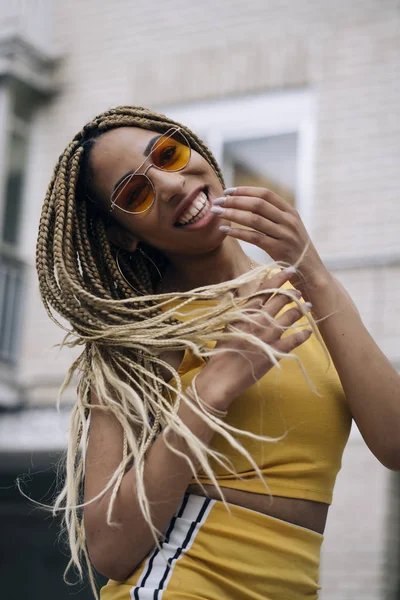 Kameraya poz Afro saçlı latin kadın.