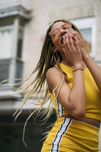 Kameraya poz Afro saçlı latin kadın.