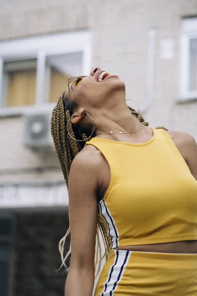 Afro Haired Latina Mulher Posando Câmara — Fotografia de Stock