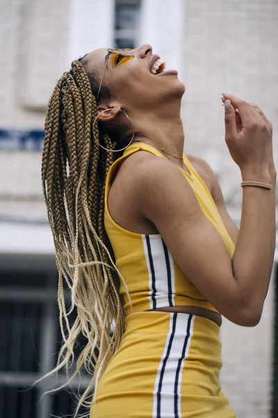 Kameraya poz Afro saçlı latin kadın.