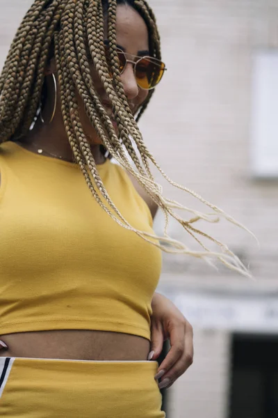 Kameraya poz Afro saçlı latin kadın.