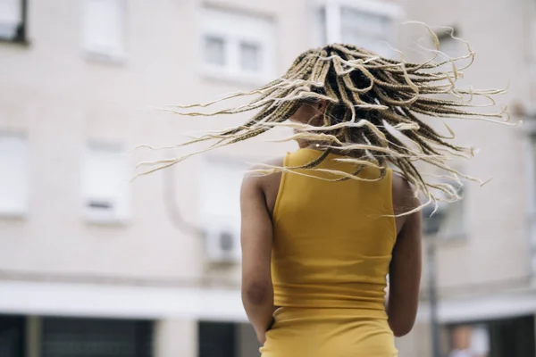 Kameraya Poz Afro Saçlı Latin Kadın — Stok fotoğraf